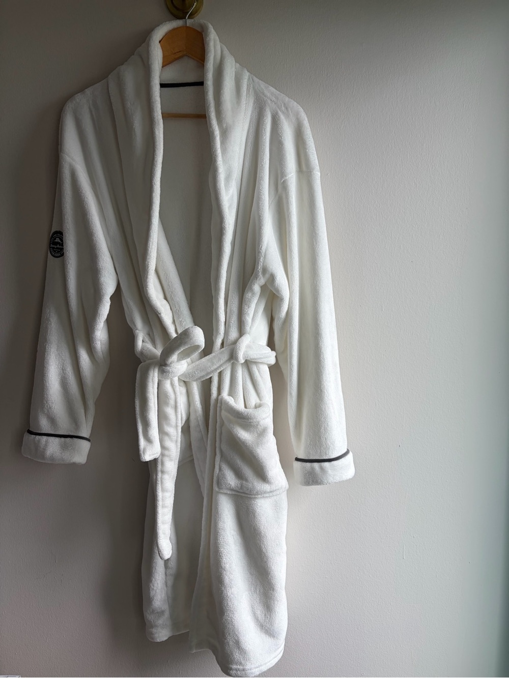 Tommy Bahama White Plush Robe with Dark Trim